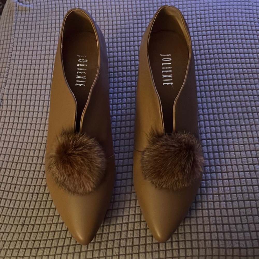 Tan shoes, immitation leather, decorative fur pom-poms